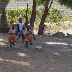 I-bambini-giocano-a-pallone-in-Kenya