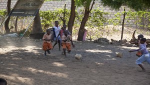 I-bambini-giocano-a-pallone-in-Kenya