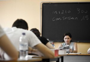 Spada - LaPresse 19 06 2013 Brescia ( Italia ) Cronaca Esami di maturità 2013 La prova scritta di italiano del primo giorno nella foto : studenti durante l'esame