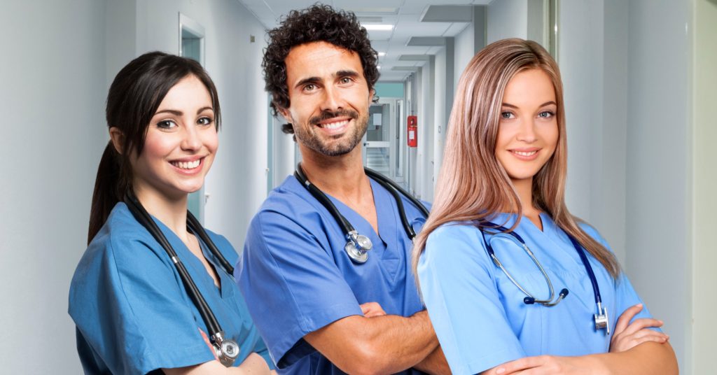 assunzione infermieri, tre infermieri in una corsia di ospedale