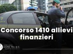 concorso allievi finanzieri 2022, auto della guardia di finanza con finanziere davanti