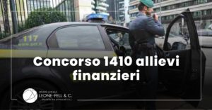 concorso allievi finanzieri 2022, auto della guardia di finanza con finanziere davanti