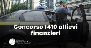 concorso allievi finanzieri 2022, auto della guardia di finanza con finanziere davanti