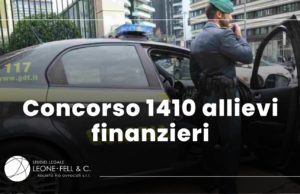 concorso allievi finanzieri 2022, auto della guardia di finanza con finanziere davanti