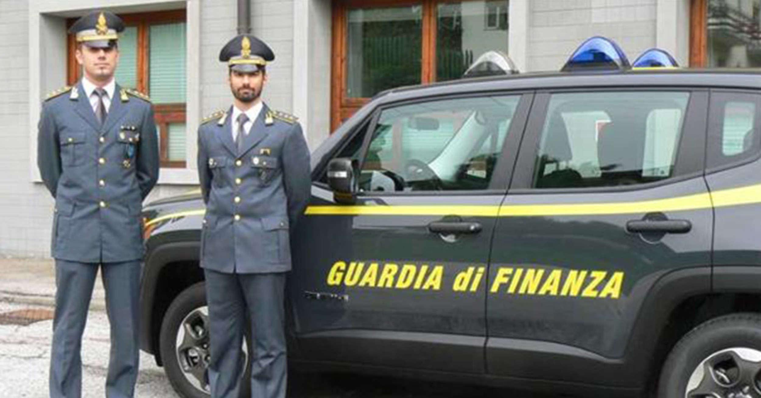 1410 allievi finanzieri, due finanzieri davavnti a un'auto della Guardia di Finanza