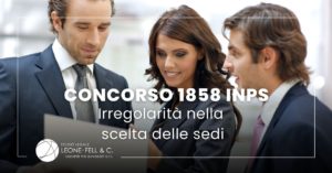 concorso 1858 inps, tre impiegati discutono davanti a un foglio