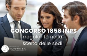 concorso 1858 inps, tre impiegati discutono davanti a un foglio