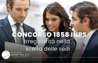 concorso 1858 inps, tre impiegati discutono davanti a un foglio