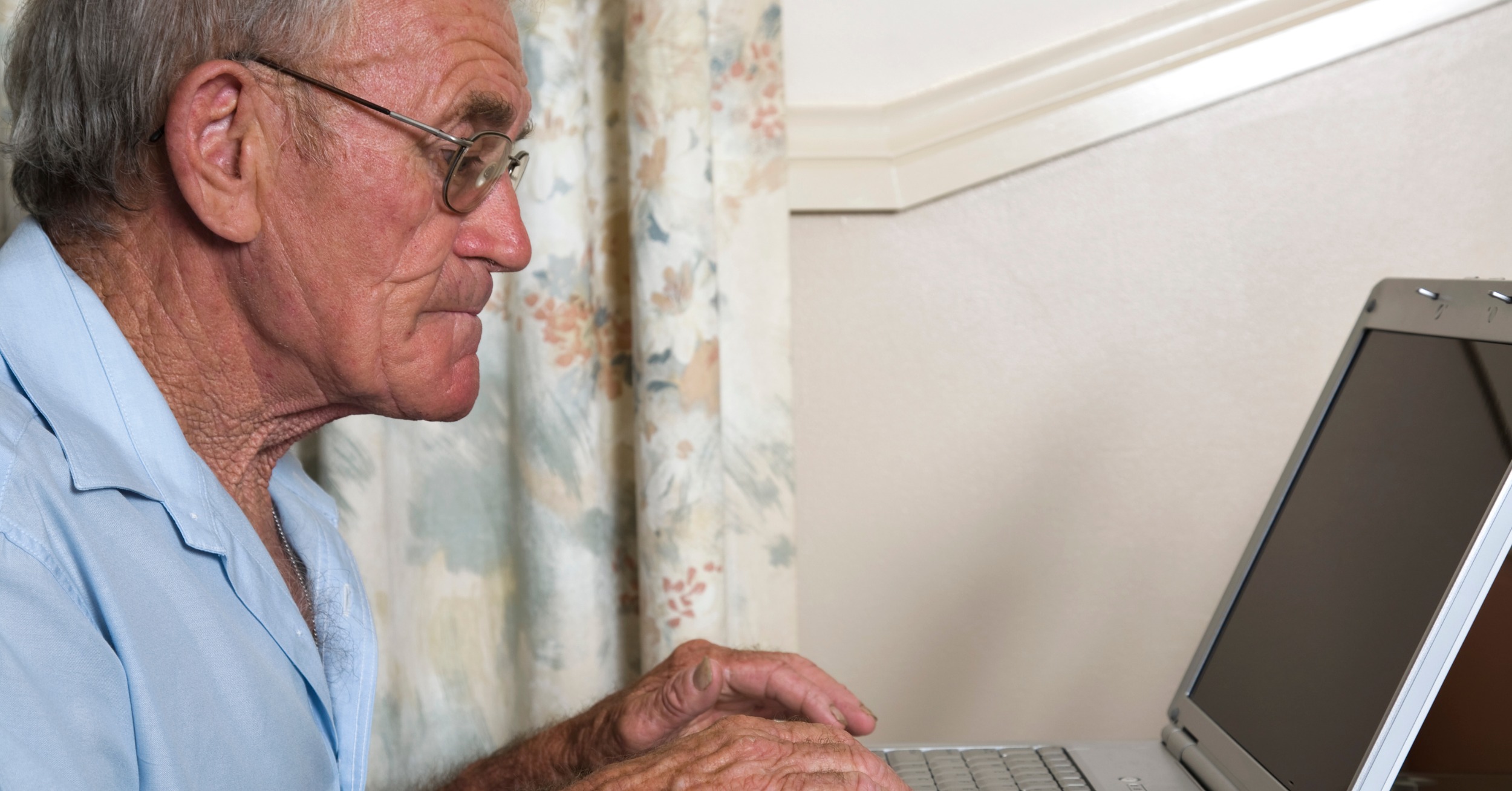 pensione privilegiata aggravamento, anziano preoccupato davanti al computer