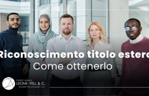 riconoscimento titolo estero, medici di diversa nazionalità in piedi all'interno di una sala