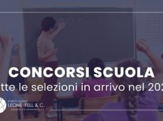 Concorsi scuola, insegnante alla lavagna con alunni ai banchi