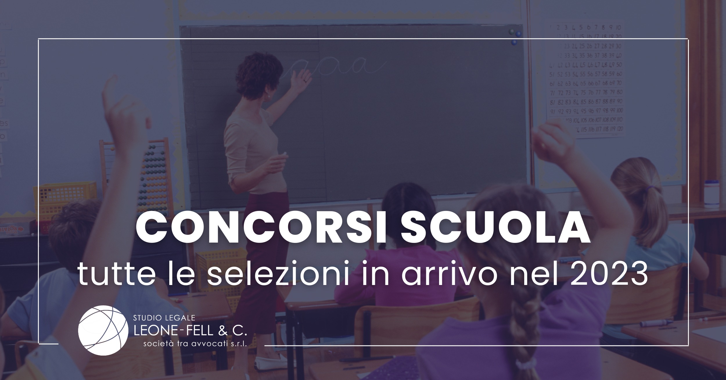 Concorsi scuola, insegnante alla lavagna con alunni ai banchi