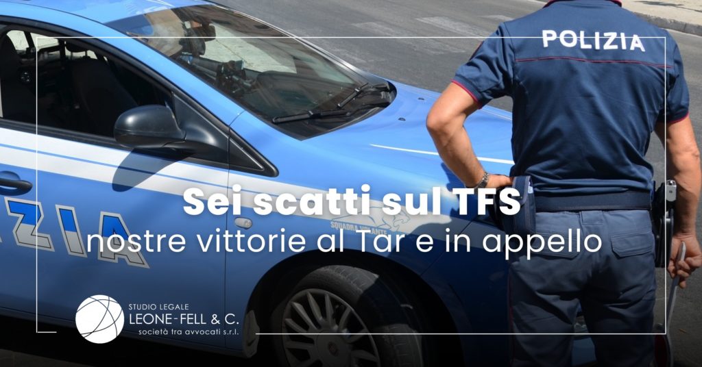 sei scatti tfs, auto della polizia con poliziotto di spalle