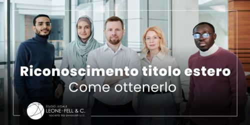 riconoscimento titolo estero, medici di diversa nazionalità in piedi all'interno di una sala